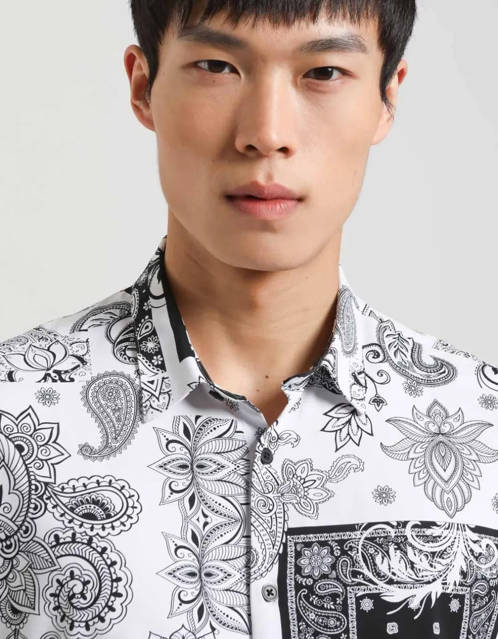 Camicia mezza manica in tessuto elastico con fantasia
