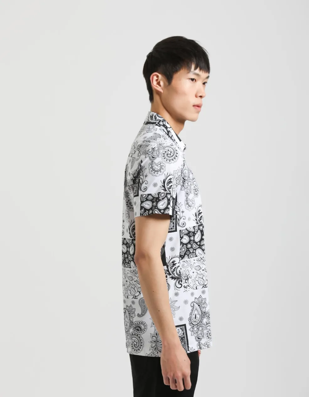 Camicia mezza manica in tessuto elastico con fantasia