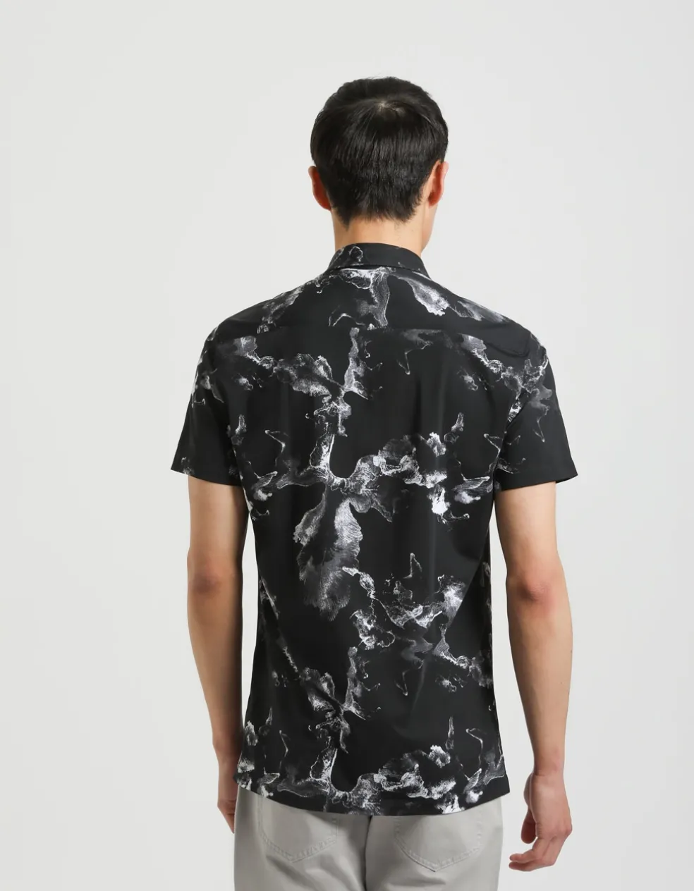 Camicia mezza manica in tessuto elastico con fantasia