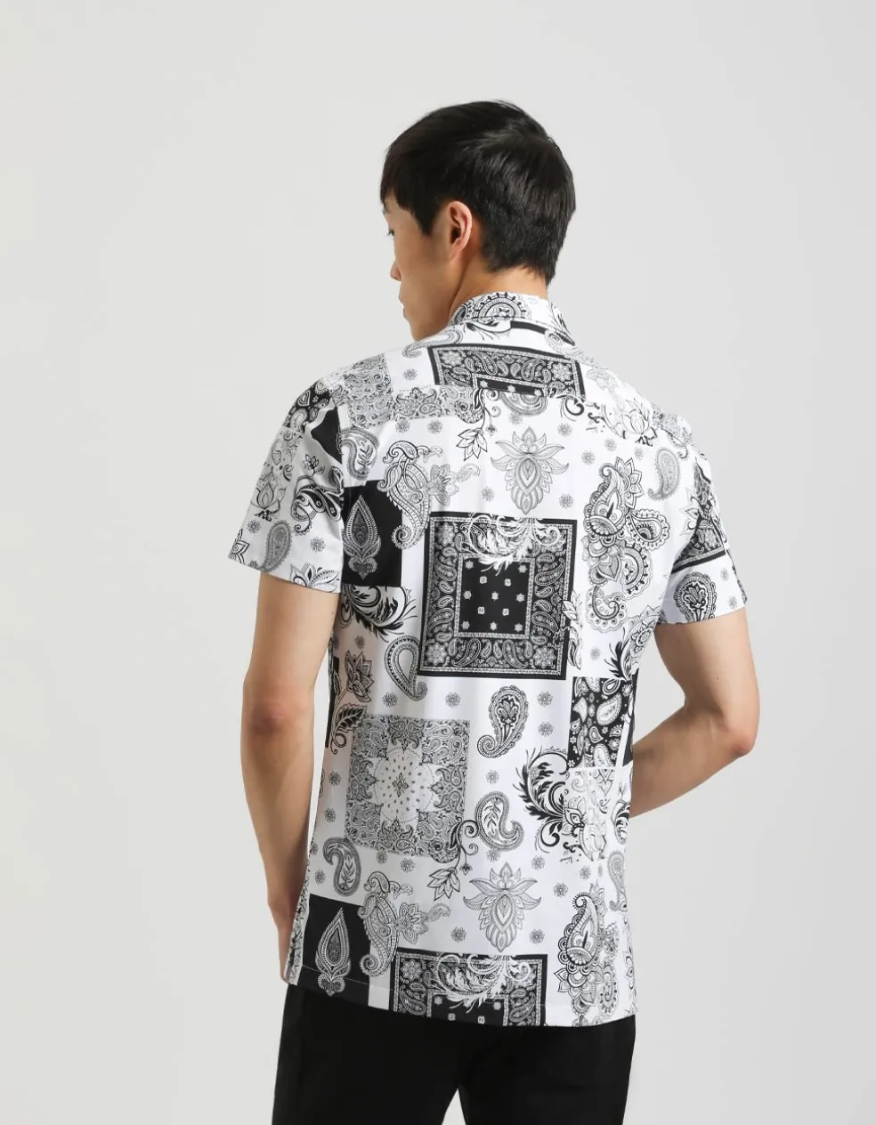 Camicia mezza manica in tessuto elastico con fantasia