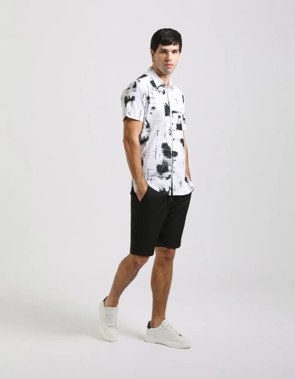 Camicia mezza manica in tessuto elastico con fantasia