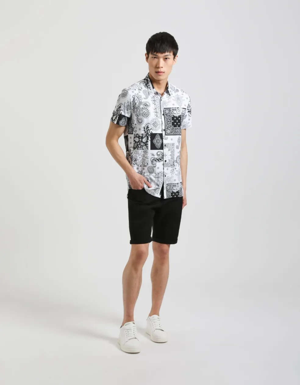 Camicia mezza manica in tessuto elastico con fantasia