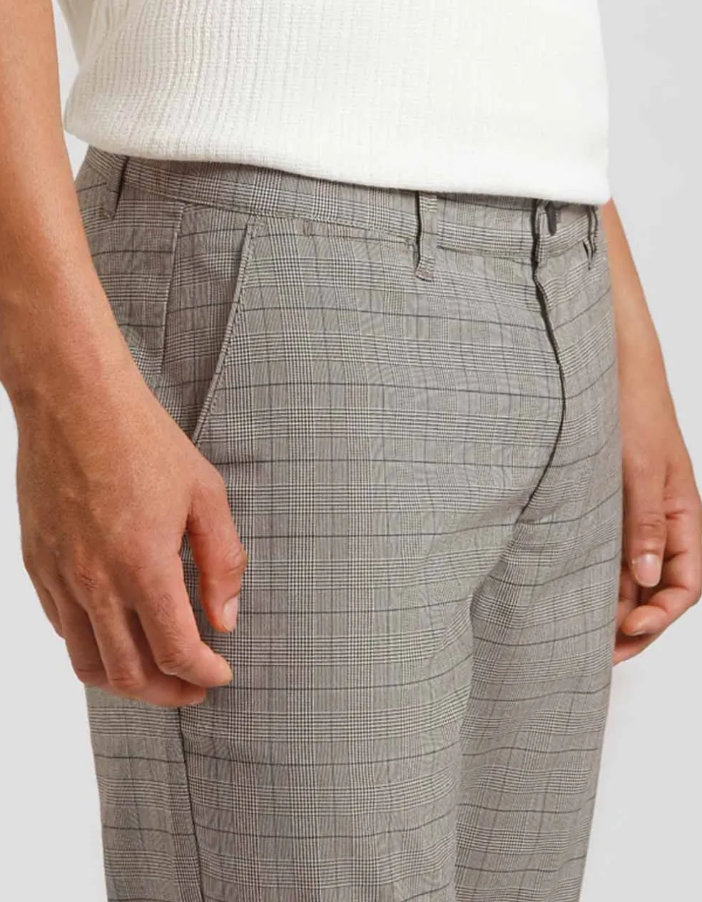 Pantaloni chino con fantasia a quadri