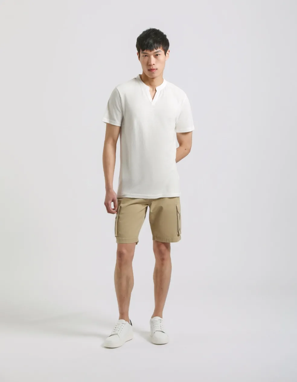 T-shirt con scollo a V