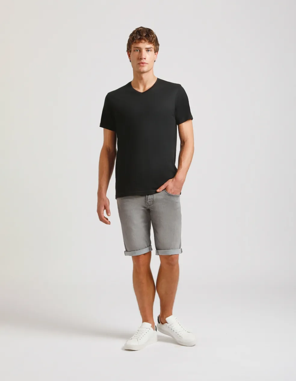 T-shirt con scollo a V