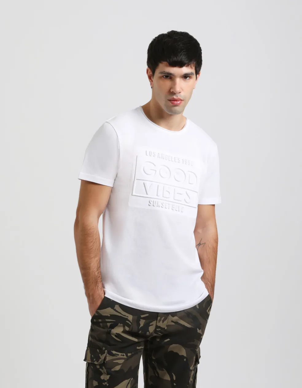 T-shirt con stampa a rilievo