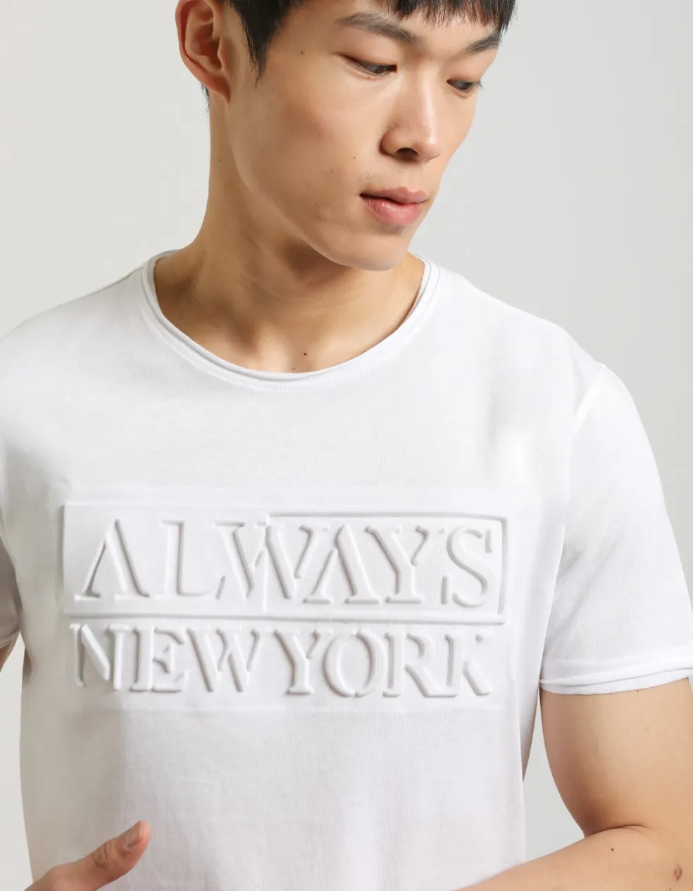 T-shirt con stampa a rilievo