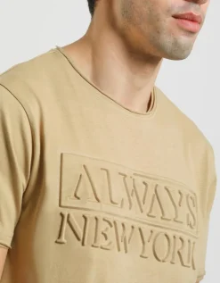 T-shirt con stampa a rilievo