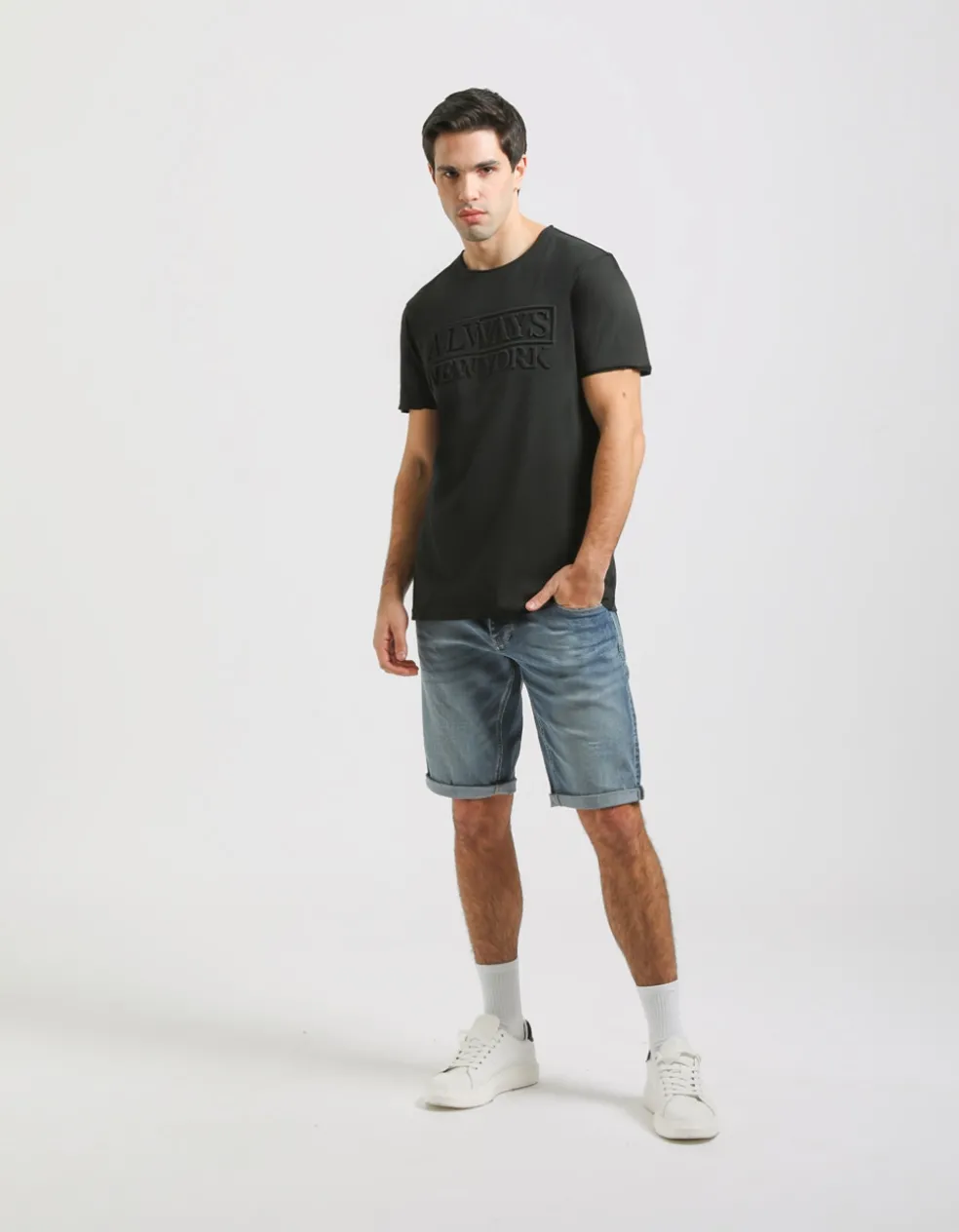 T-shirt con stampa a rilievo