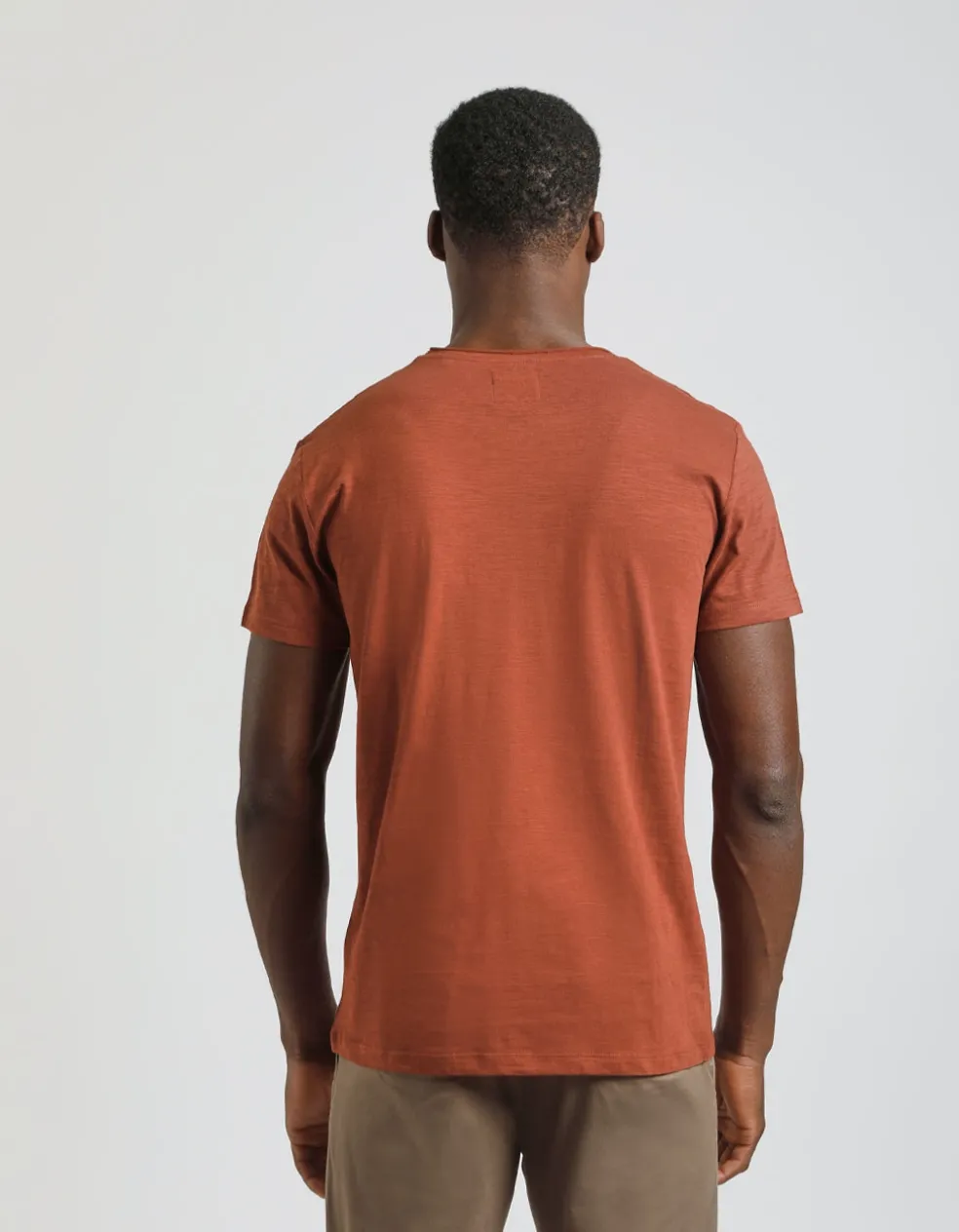 T-shirt con taschino